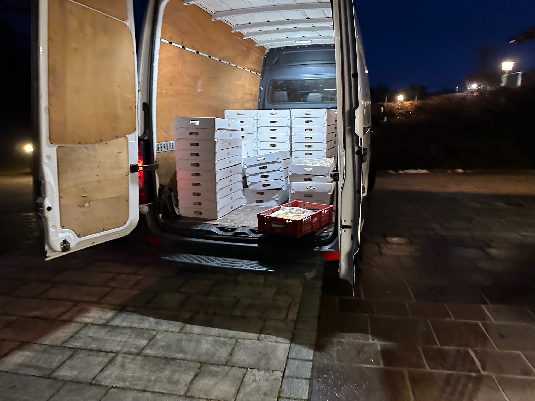 Ziemlich voller Transporter mit Krapfen Start der Arbeiten