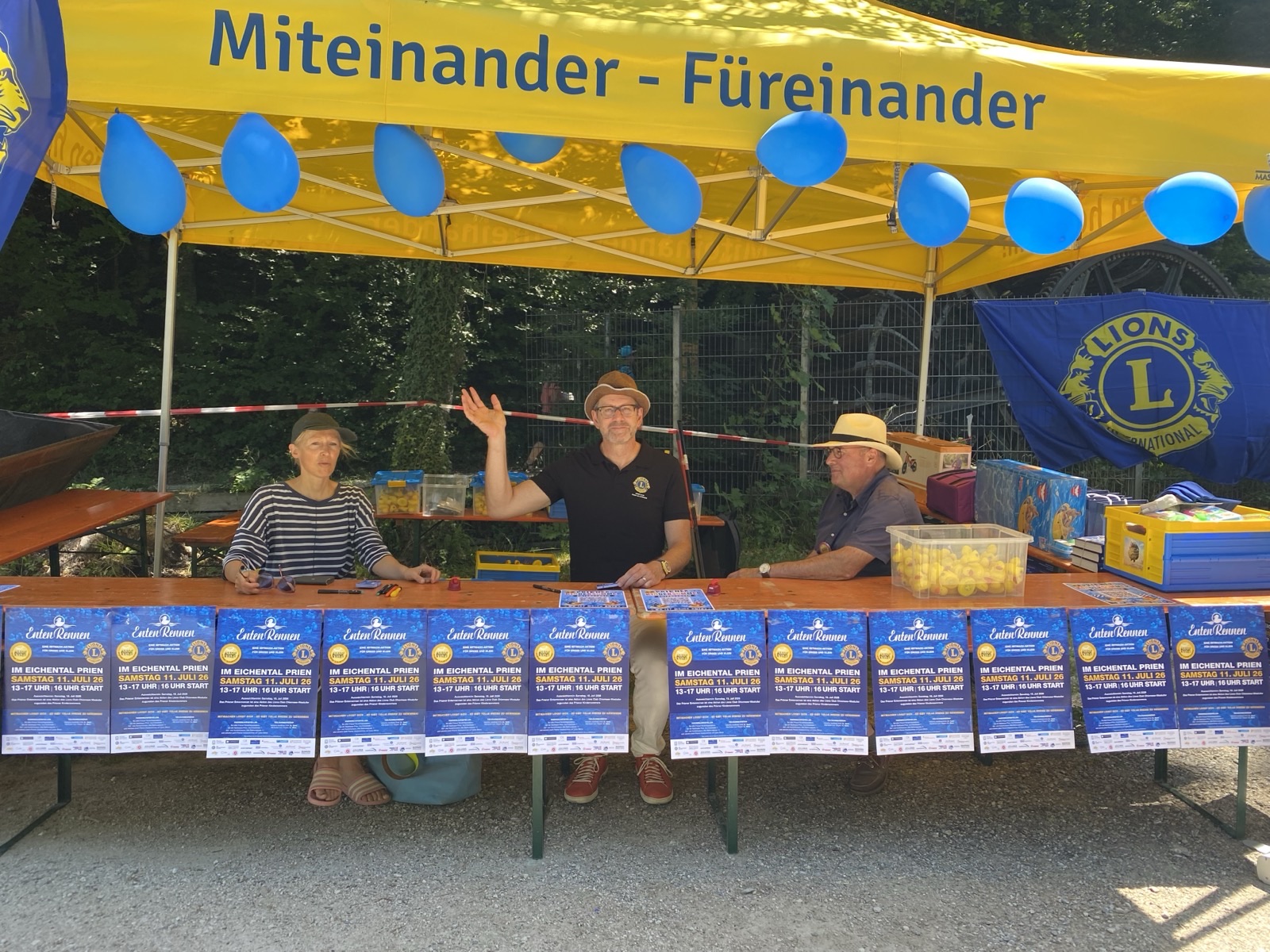 GroßerAndrangbeimEntenrennendesLionsClubChiemsee-Westufer GrosserAndrangbeimEntenrennendesLionsClubChiemsee-Westufer